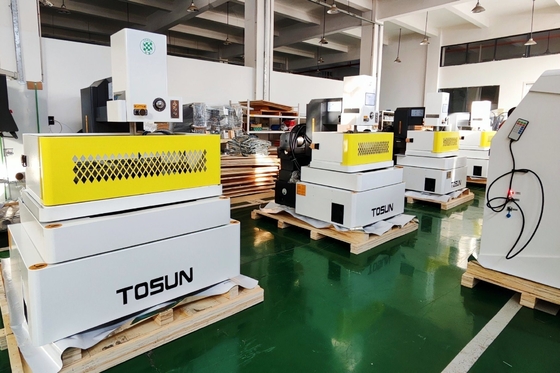 Автоматическая вертикальная фрезерная машина Vmc650 CNC с системой управления Fanuc